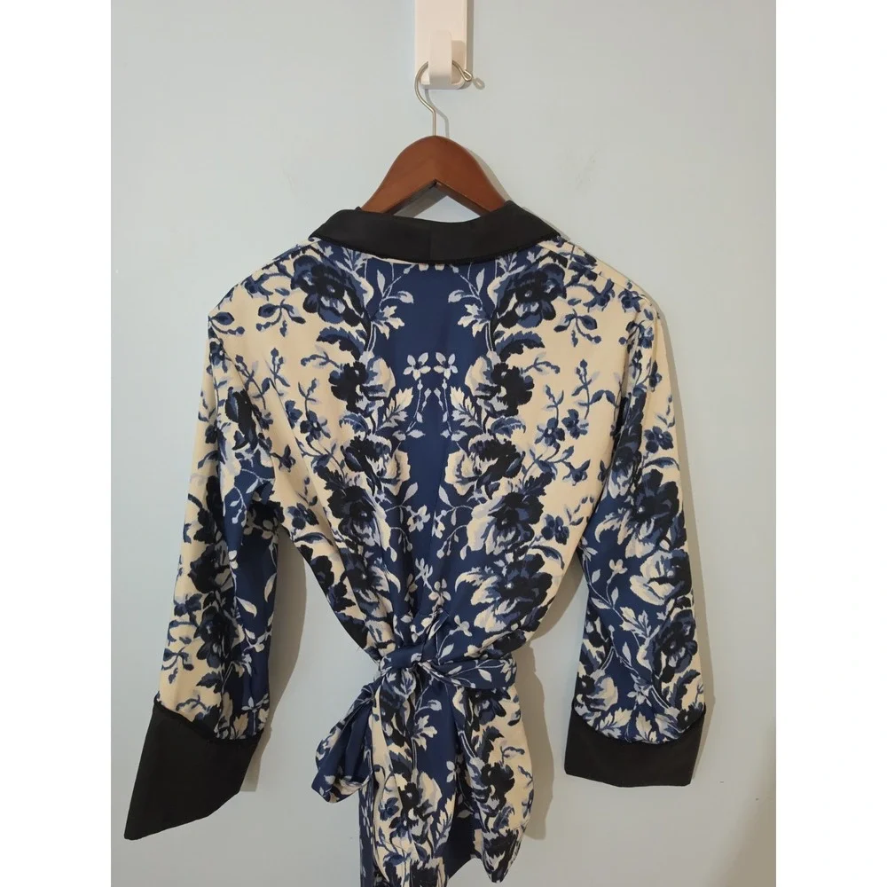 Tuckernuck Blue and Black Floral Satin Wrap Jacket XSmall
